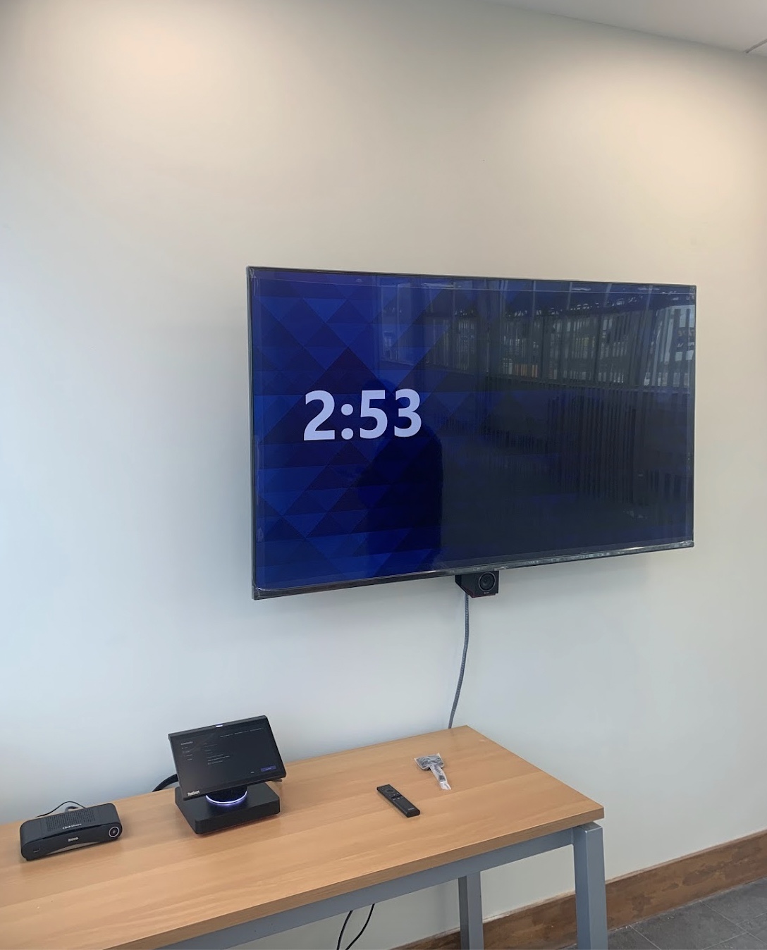 Instalacion profesional con panel táctil, cámara y pantalla